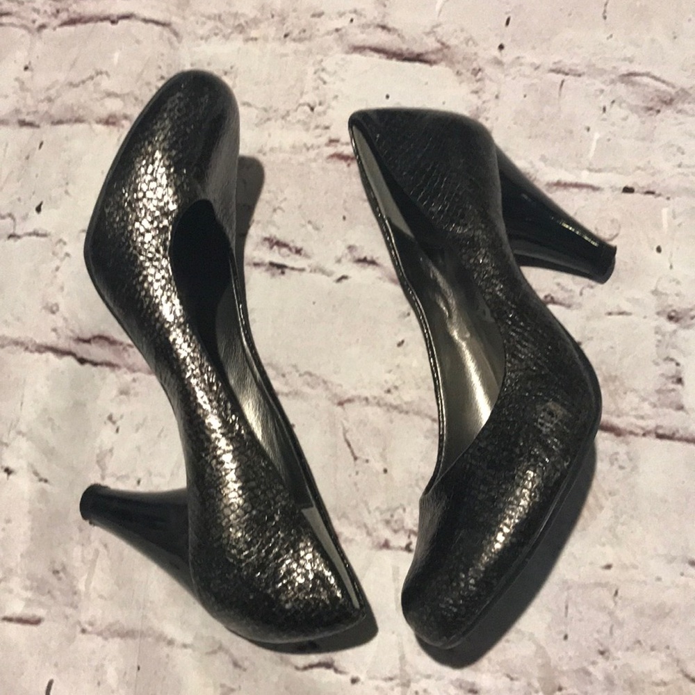 Pumps - Picture 3 of 6